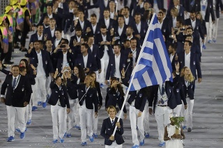 Sofia Bekatorouová nesie grécku vlajku na otváracom ceremoniáli XXXI. letných olympijských hier 5. augusta 2016 v Riu de Janeiro.
