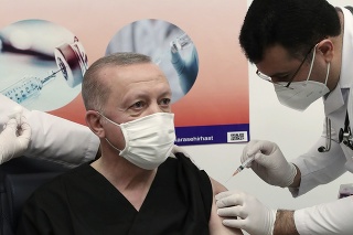 Turecký prezident Recep Tayyip Erdogan počas očkovania proti COVID-19.