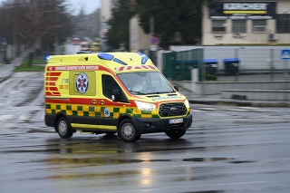 Na snímke vozidlo Záchrannej zdravotnej služby 6. januára 2021 v Nitre.