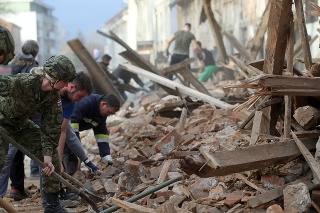 Vojaci počas záchranných prác po zemetrasení v chorvátskom meste Petrinja.