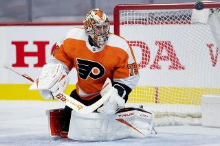 Brankár Philadelphie Flyers Carter Hart počas otváracieho zápasu nového ročníka zámorskej hokejovej NHL.