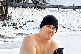 Ján Tomko (42) si musel najprv vysekať dieru do ľadu.