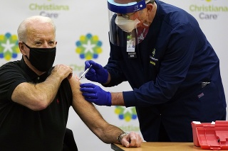 Joe Biden počas očkovania druhou dávkou vakcíny proti ochoreniu Covid-19.