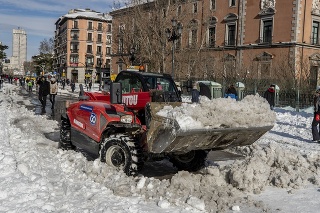 Sneh doteraz prerušil dopravu na 20 000 kilometroch 650 ciest. 