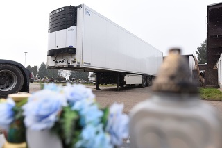 Na snímke kamión priváža externý chladiaci príves na Cintorín Kamenný mlyn v Trnave