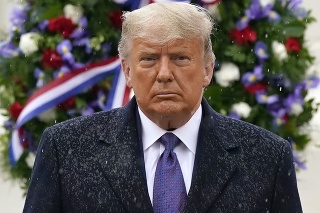 Americký prezident Donald Trump odchádza po tom, ako položil veniec počas spomienkového zhromaždenia pri príležitosti Dňa veteránov na Arlingtonskom národnom cintoríne v americkom meste Arlington 11. novembra 2020