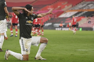 Hráč Manchesteru United Edinson Cavani oslavuje druhý gól.