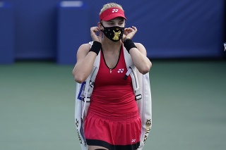 Na snímke ukrajinská tenistka Dajana Jastremská s ochranným rúškom na tvári prichádza na zápas osemfinále dvojhry proti Japonke Naomi Osakovej na turnaji WTA v New Yorku 25. augusta 2020.