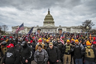 Washington 6. Január 2020: Trump usporiadal masovú demonštráciu na svoju podporu napriek výsledkom volieb, ktoré potvrdili všetky americké štáty.