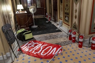 Vlajka s nápisom Zrada leží na zemi po vniknutí demonštrantov do budovy Kapitolu