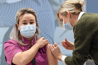 Zdravotná sestra Sanna Elkadirivá je prvou ženou, ktorú v Holandsku zaočkovali vakcínou Pfizer/BioNTech proti COVID-19.