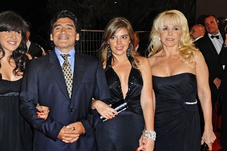 Diego s jedinou oficiálnou manželkou  Claudiou Villafane (vpravo)  a dcérami Dalmou a Gianninou.