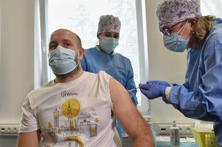 Primátor Trnavy Peter Bročka počas očkovania
