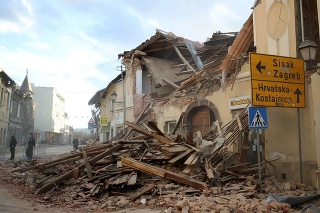  Na snímke poškodené budovy po zemetrasení.
