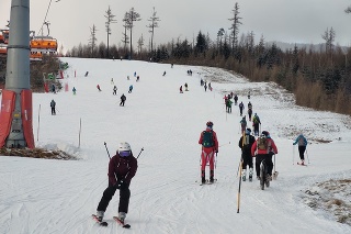 Na svahu bolo viac skialpinistov ako lyžiarov. 