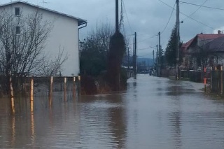 V Dlhej nad Cirochou vyhlásili druhý povodňový stupeň.