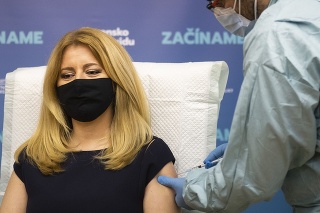 Na snímke prezidentka SR Zuzana Čaputová počas očkovania proti ochoreniu COVID-19 v Univerzitnej nemocnici Bratislava (UNB) v Ružinove 27. decembra 2020. 