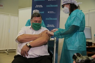 Na Slovensku sa začalo s očkovaním. 