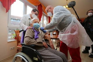 Ako prvú zaočkovali 101-ročnú obyvateľku Edith Kwoizallaovú v Krügerovom centre pre seniorov.