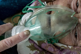 Staršia žena z Ukrajiny bojuje s COVID-19.