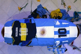 Na snímke rakva s telom zosnulého futbalistu Diegom Maradonom počas rozlúčky v prezidentskom paláci v argentínskom Buenos Aires.