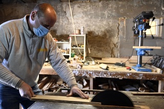 Stanislav pri výrobe drevených modelov.