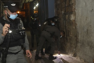 Ozbrojený muž strieľal na policajtov v centre Jeruzalema.