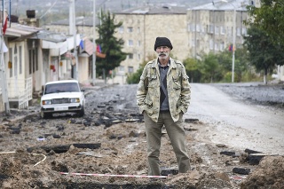 Muž stojí na zničenej ulici v meste Stepanakert v samozvanom regióne Náhorný Karabach.