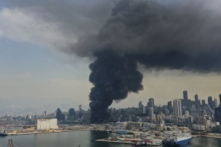 Požiar v prístave v Bejrúte.