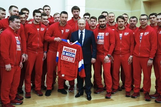 Ruský prezident Vladimir Putin (v strede) a hráči ruského hokejového výberu pózujú fotografom počas prijatia ruských športovcov, ktorí budú reprezentovať na ZOH 2018 v Pjongčangu pod názvom Olympijskí športovci z Ruska (OAR) v Moskve 31. januára 2018.