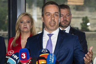 Zľava poslanci za NR SR Denisa Saková, Erik Tomáš a podpredseda NR SR Peter Pellegrini počas tlačovej konferencie k vzniku novej strany.