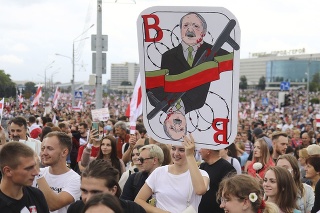 Desiatky tisíc ľudí protestovali proti Lukašenkovi v uliciach bieloruskej metropoly Minsk aj v nedeľu 6.9.