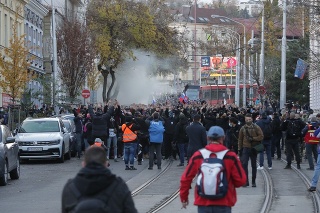 Búrlivé protesty v Bratislave. 