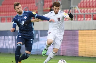 Na snímke vpravo hráč Trnavy Marios Tsaousis a hráč Slovana Aleksandar Čavrič.