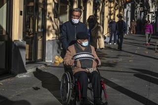 Ľudia v uliciach Madridu s rúškami na tvári, aby sa ochránili pred pandémiou koronavírusu. 