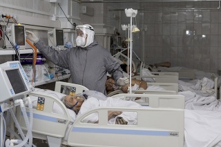 Zdravotník sa stará o pacienta s koronavírusom v nemocnici v Rusku. 
