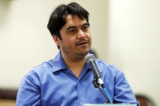 Na archívnej snímke z 2. júna 2020 novinár a predstaviteľ exilovej opozície Rúholláh Zam.