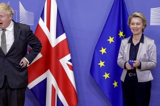 Britský premiér Boris Johnson a predsedníčka Európskej komisie (EK) Ursula von der Leyenová počas summitu v Bruseli