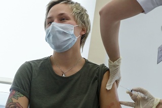 V Mosve začali v sobotu 5. decembra očkovať rizikové skupiny osôb vakcínou Sputnik V proti COVID-19.