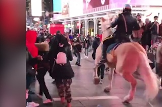Príšerné zábery masívnej bitky na Times Square: Radikálny zásah policajtov na koňoch