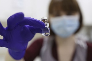 Zdravotná sestra britskej Národnej zdravotnej služby (NHS) počas ukážky očkovania  proti ochoreniu COVID-19 v londýnskej Kráľovskej slobodnej nemocnici.
