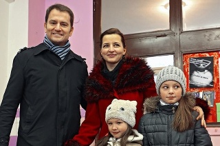 Rodina: Takto sa tešili Matovičovci na voľbách v roku 2016, dnes sa tešia z otvárania škôl.