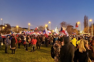 V Prahe sa konajú demonštrácie proti pandemickým opatreniam.