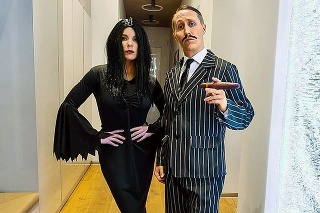 Manželia Veronika Ostrihoňová a Matej Sajfa Cifra sa prevtelili do Addamsovcov.