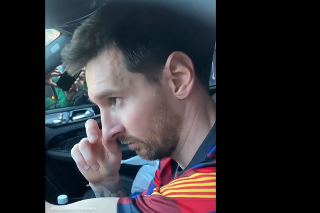 Lionel Messi počas toho, ako jeho auto zastavili fanúšikovia.