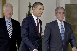 Zľava Bill Clinton, Barack Obama a George Bush budú spoločne viesť kampaň na pomoc obetiam zemetrasenia na Haiti.