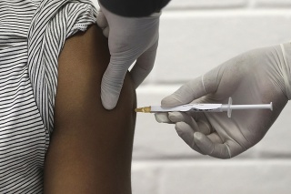 Dobrovoľníčka sa nechala zaočkovať novou vakcínou proti COVID-19, ktorú vyvíja britský farmaceutický gigant AstraZeneca.