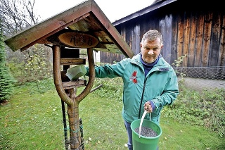 Miroslav Saniga radí čím prikrmovať vtáčiky v zime.