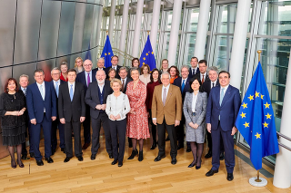 Ursula von der Leyenová (v strede) je už rok na čele Európskej komisie.