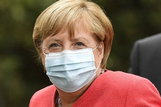 Nemecká kancelárka Angela Merkelová s ochranným rúškom 